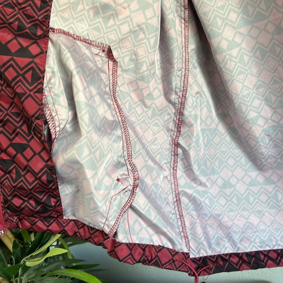 Beautiful Giant Men’s lightweight jacket in red/black - Picture 9 of 12